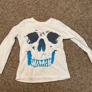 Boys long tee shirt. White with skull print pattern.
